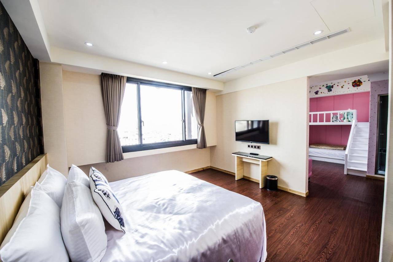 Red Hotel Yuanlin Bagian luar foto