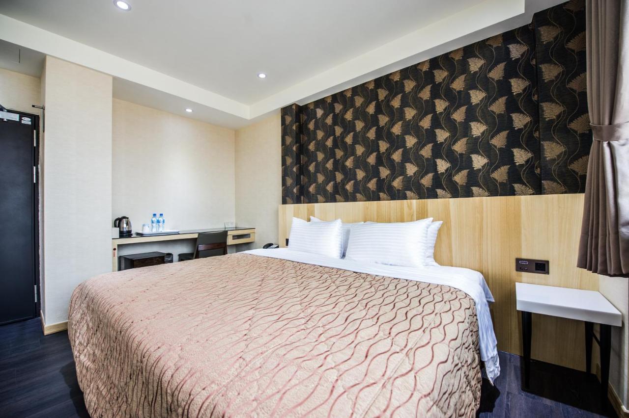 Red Hotel Yuanlin Bagian luar foto