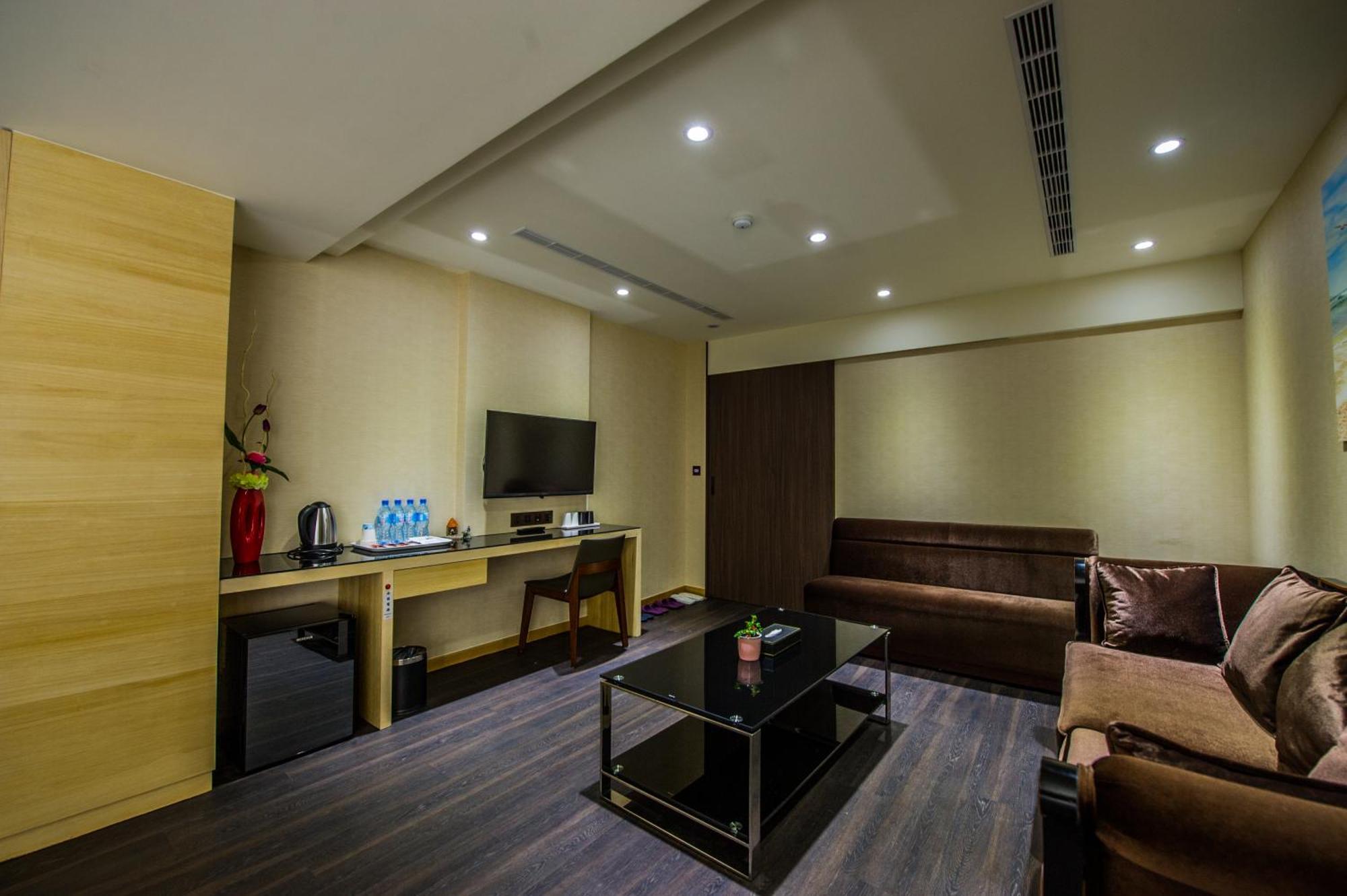 Red Hotel Yuanlin Bagian luar foto
