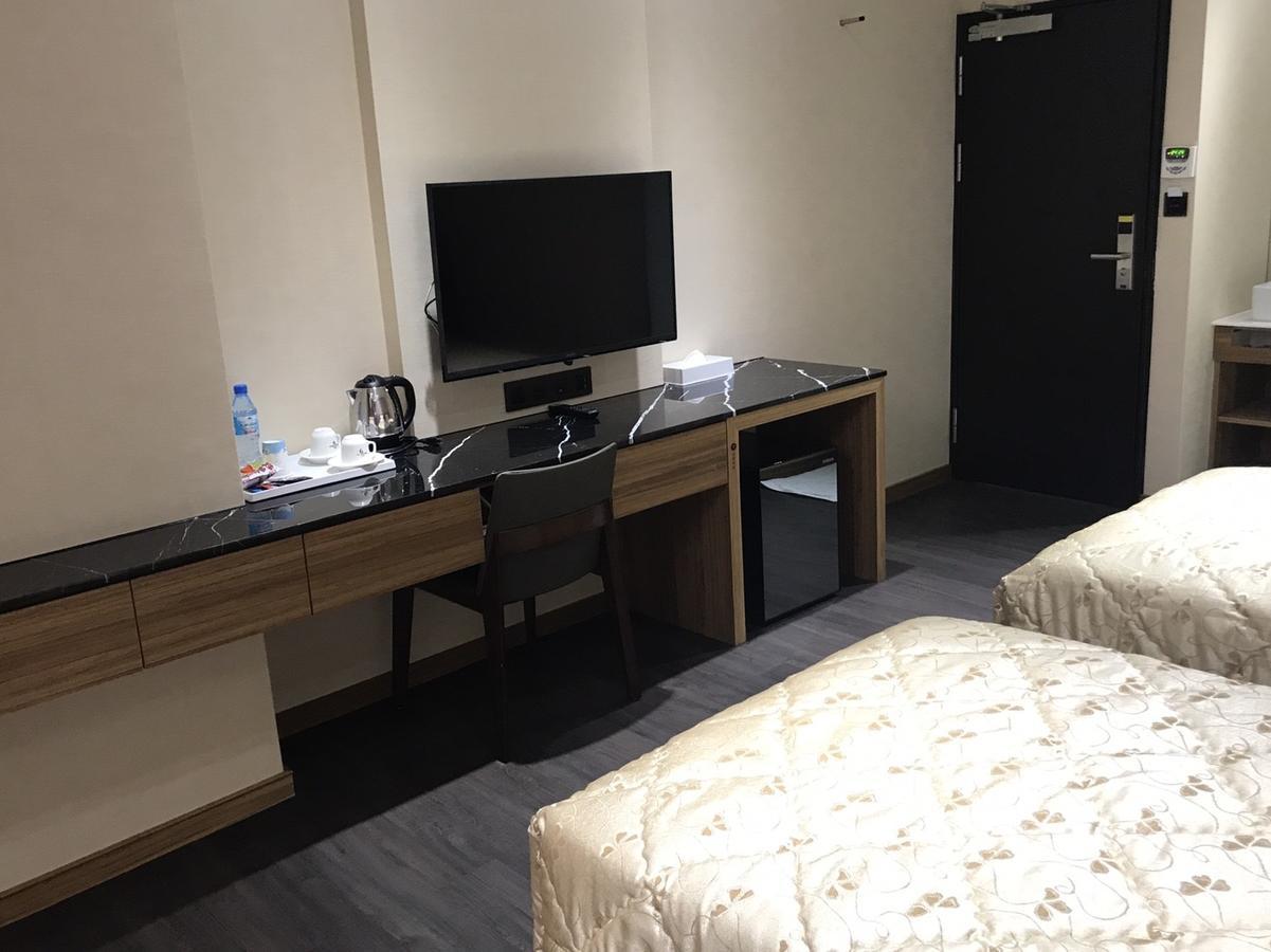 Red Hotel Yuanlin Bagian luar foto